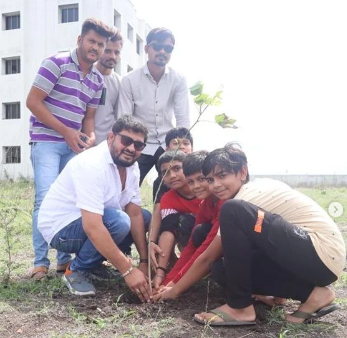 Nasir Tank with kids